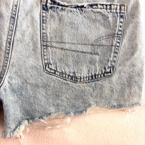 American Eagle Tomgirl Light Wash Hi-Rise Distress Raw Hem Denim Shorts (8) - Picture 10 of 15